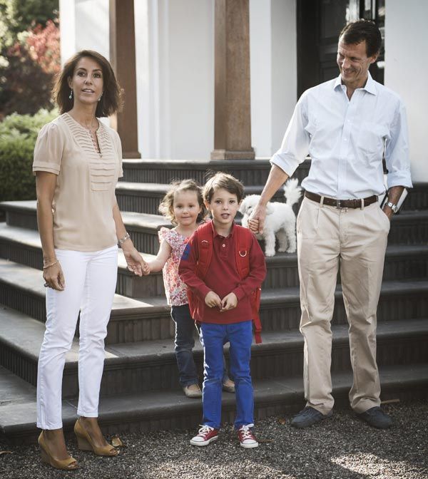 Joaquín y Marie de Dinamarca junto a su hijo Henrik en el primer día de curso, que en este país es en el mes de agosto
