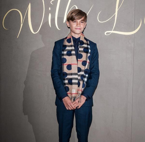 Romeo Beckham es un año más la estrella del anuncio de Navidad de Burberry
