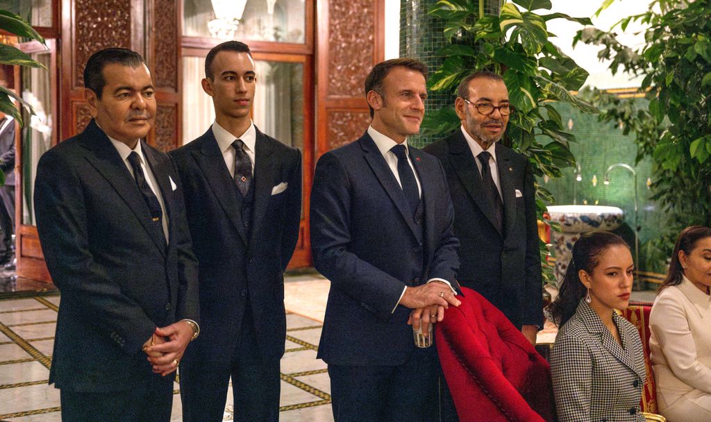 Mohamed VI con Moulay Hassan y Lalla Khadija en la recepción al matrimonio Macron el 28 de octubre de 2024