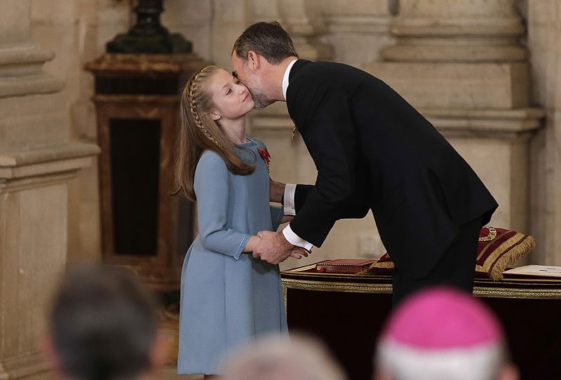 En el año 2018 el rey Felipe ya pavimentó el camino como heredera de su hija mayor. La puerta de entrada a la vida institucional la abrió con la imposición de la Insigne Orden del Toisón de Oro a la Princesa, la máxima condecoración de la Corona. Sus gestos de orgullo y cariñEn el año 2018 el rey Felipe ya pavimentó el camino como heredera de su hija mayor. La puerta de entrada a la vida institucional la abrió con la imposición de la Insigne Orden del Toisón de Oro a la Princesa, la máxima condecoración de la Corona. Sus gestos de orgullo y cariñ