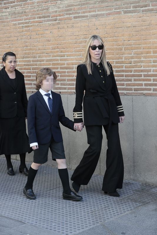 La viuda y el hijo de Fernando Gómez-Acebo en su funeral