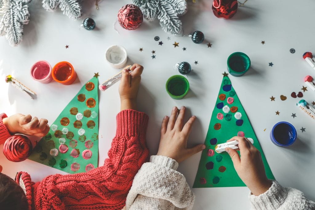 Niños haciendo manualidades de Navidad