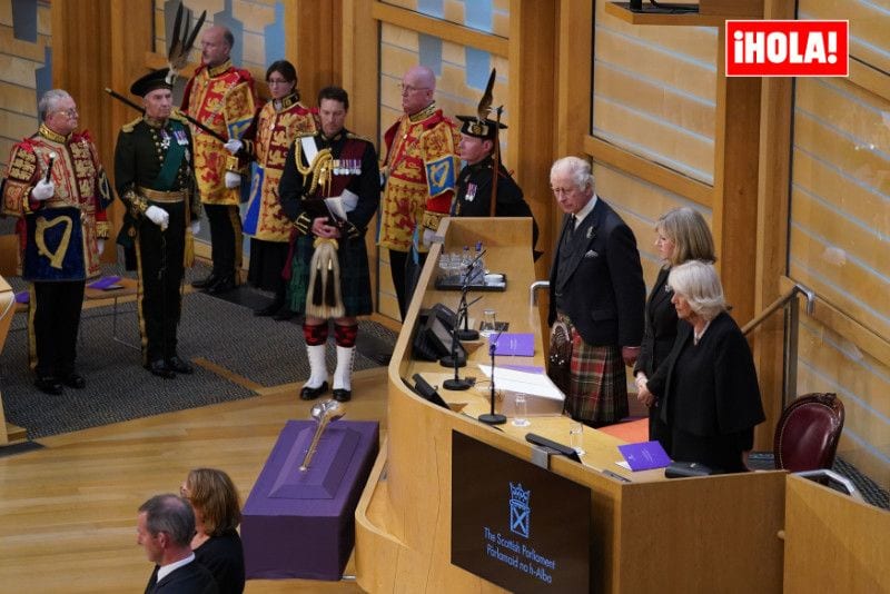 Carlos III y la reina Camilla en el Parlamento de Escocia