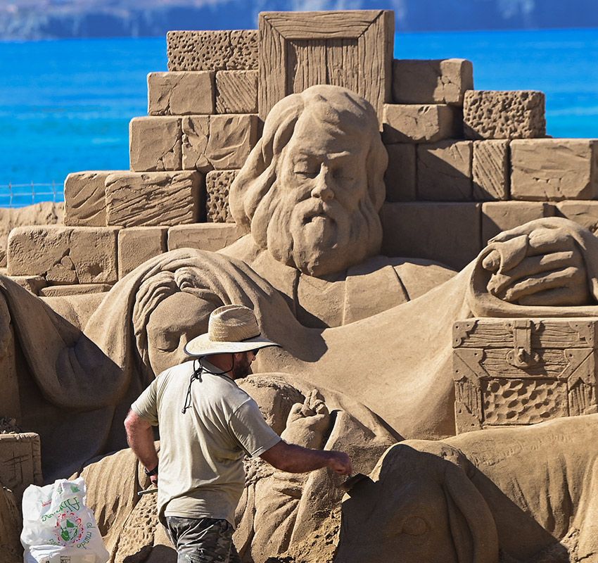 Artista trabajando en el belén de arena de la playa de Las Canteras, Las Palmas de Gran Canaria