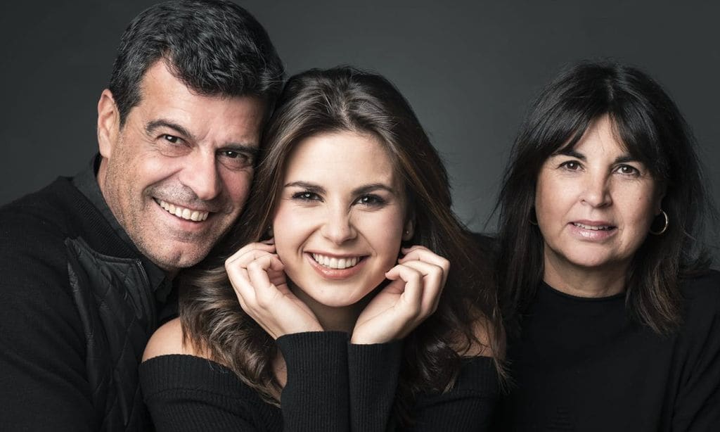 Adriana, con sus padres, Andoni Ferreño y Paula Sereno.
