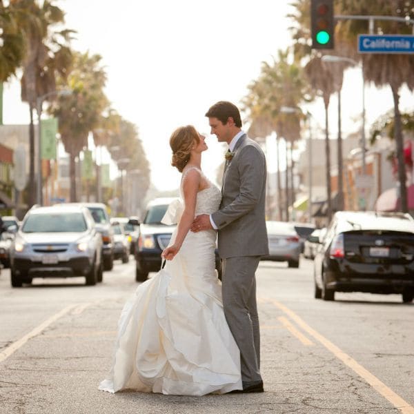 "Sentirte y verte guapa en el día de tu boda significa escoger un look de novia y accesorios que te hagan sentir así y que se vean bien en ti. No se trata de buscar por nombres de las firmas o mirando qué es lo que se lleva. Se trata de ti y de tu cuerpo".

Fotos cortesía de Andrea Freeman
