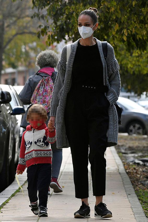 Eva González paseando