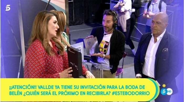 Belén Esteban entrega en directo a sus compañeros la original invitación de su boda