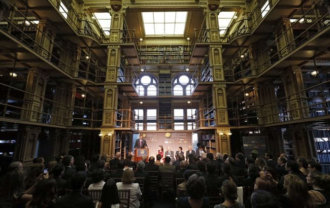 Durante este encuentro, de nuevo don Felipe pronunció unas palabras en el momento del brindis. El monarca se dirigió al presidente de la universidad, John Degiogia, para agradecer la calurosa bienvenida ofrecida a la reina Letizia y a él en una institución que definió como su "querida alma mater", a cuyo campus se siente aún vinculado y de la que conserva "muchos buenos amigos".
