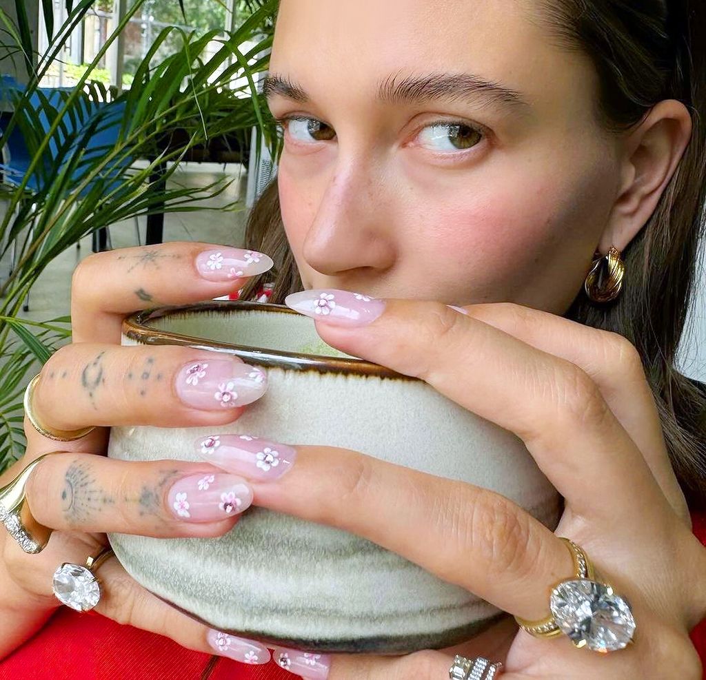 Hailey Bieber y su manicura de flores