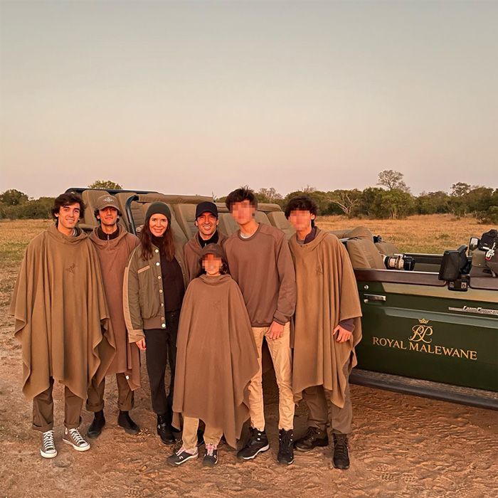 raul gonzalez con mamen sanz y sus hijos