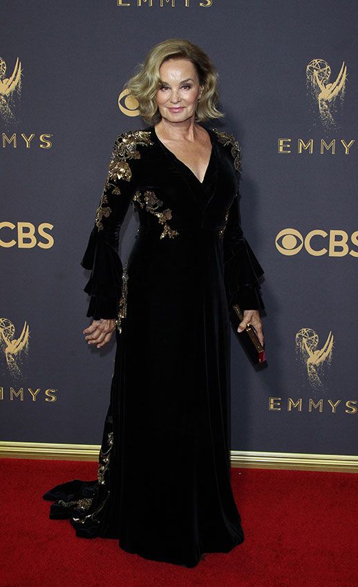 jessica lange en la alfombra roja de los emmy awards