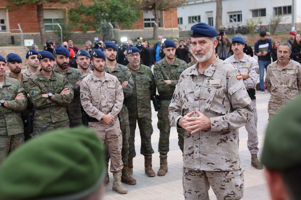 El Rey visita la Base Militar “Jaime I” en Bétera (Valencia), donde se encuentran las distintas unidades del Ejército que están ayudando a los afectados por la DANA.