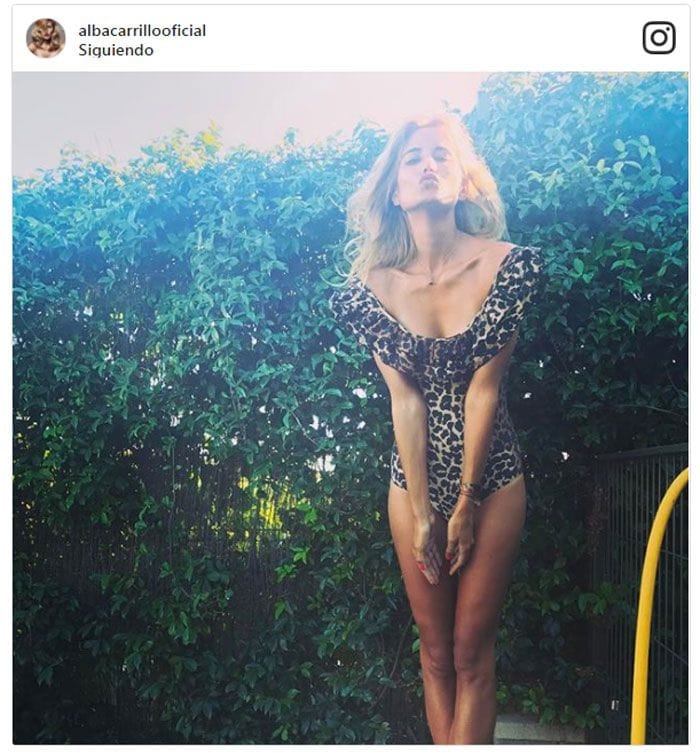 Alba Carrillo con bañador modelo de leopardo