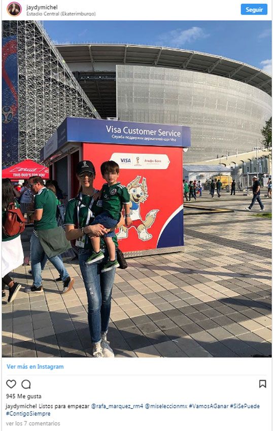 Jaydy Michel en el estadio con su hijo