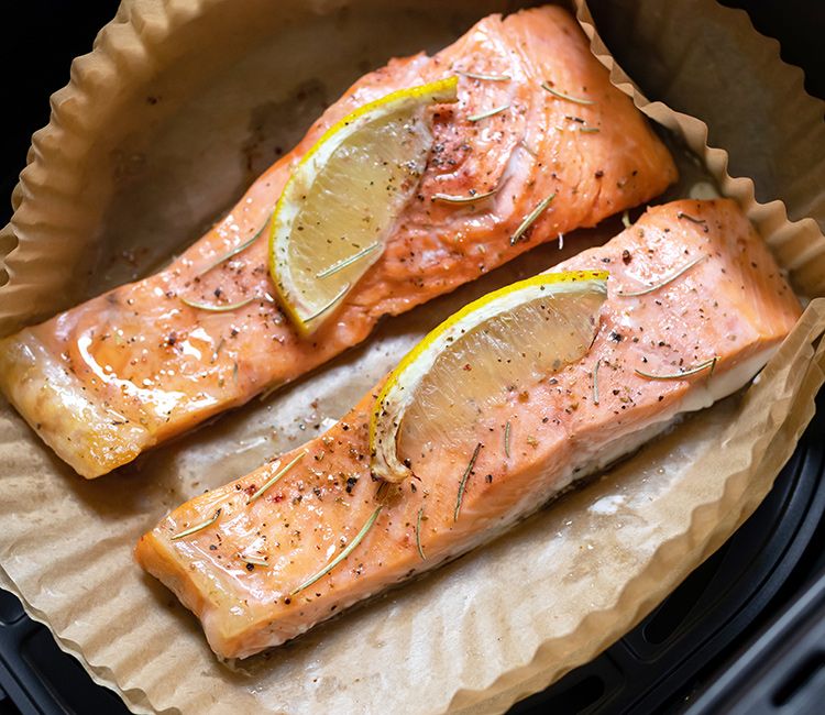 Dos lomos de salmón cocinados en la 'airfryer'