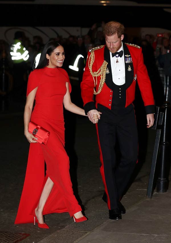 Meghan Markle con vestido rojo en The Mountbatten Festival of Music 