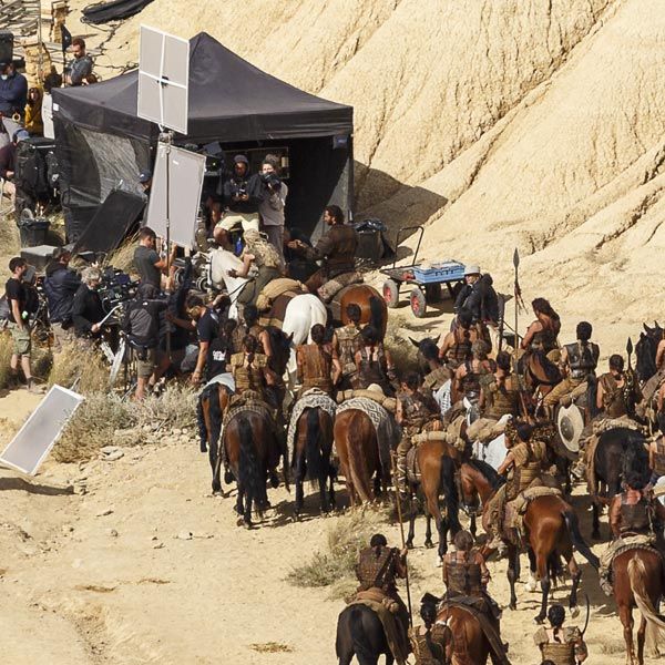 Khaleesi, la madre de los Dragones, cabalga en un caballo blanco junto a Daario Naharis perfectamente escoltada por su ejército 
