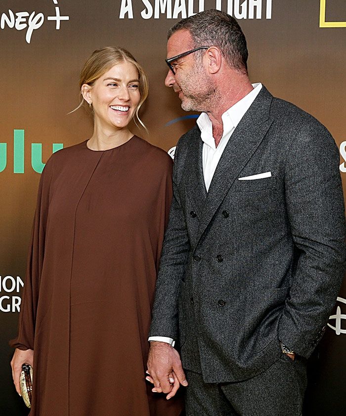 Liev Schreiber, ex de Naomi Watts, posa con su novia embarazada en el estreno de 'A Small Light'