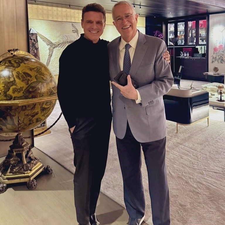 El empresario compartió en sus redes sociales esta imagen de su encuentro con Luis Miguel.