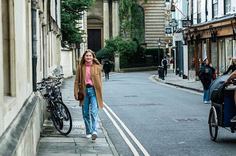 Elisabeth de Bélgica en la Universidad de Oxford con prendas de Zara y Mango