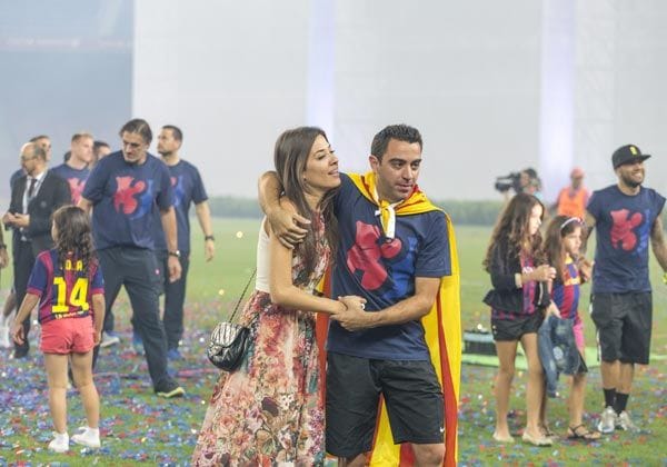 Xavi Hernández se despidió de los aficionados junto a su mujer Nuria Cunillera, con la que está a punto de comenzar una nueva etapa en Qatar: nuevo equipo y bebé en camino
