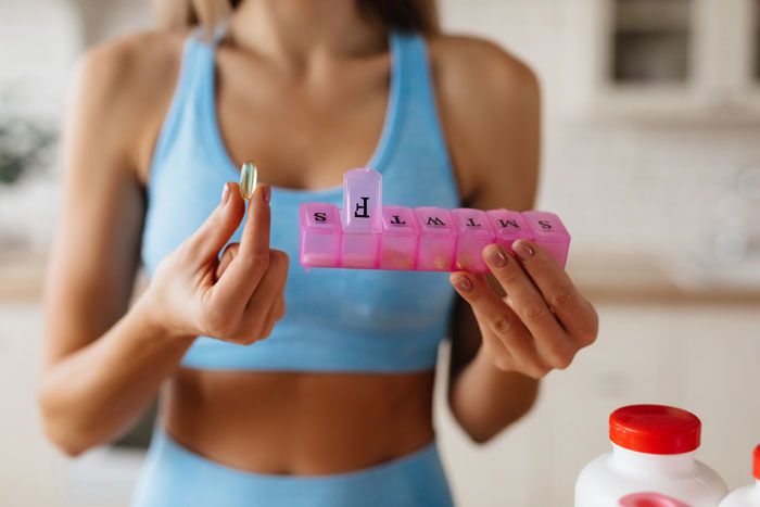 mujer tomando vitaminas