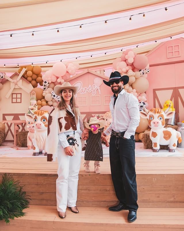 A beautiful family postcard of the three: Susana, Paris and Maluma