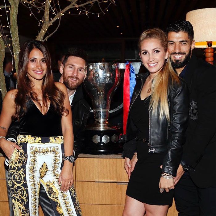 Leo Messi y Luis Suárez junto a sus respectivas mujeres