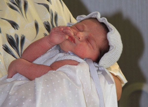 Por fin hemos podido ver la carita de la niña, un bebé de pelo moreno que dormía tranquilamente
