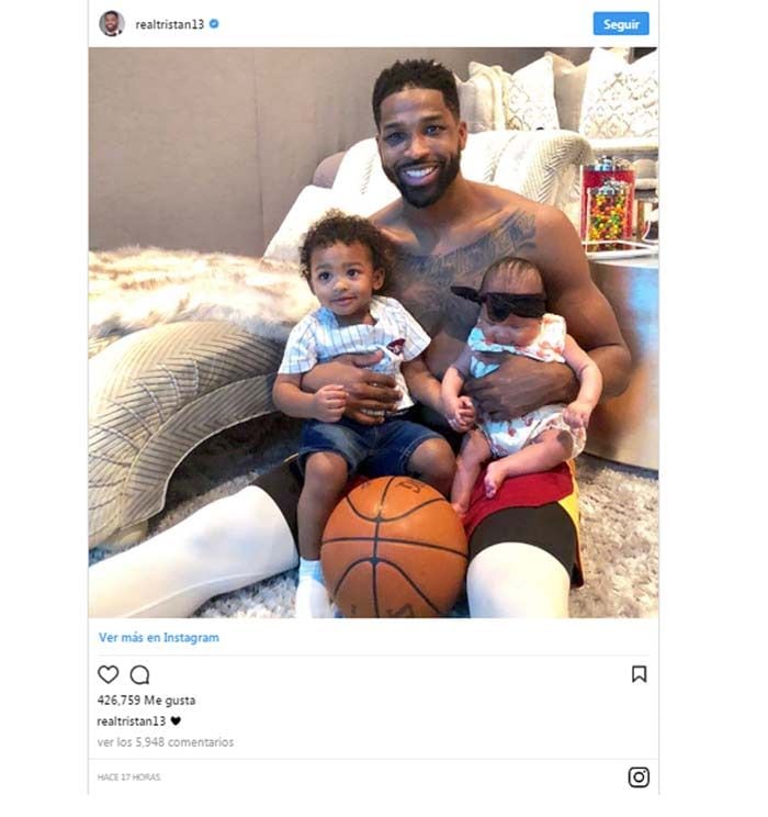 Tristan Thompson con sus hijos Prince y True