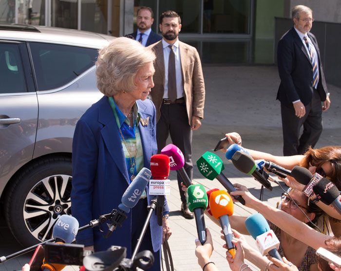 La reina Sofía atiende a los medios a su llegada al hospital