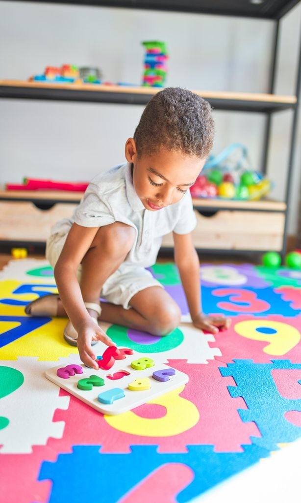 Niño jugando con numeros