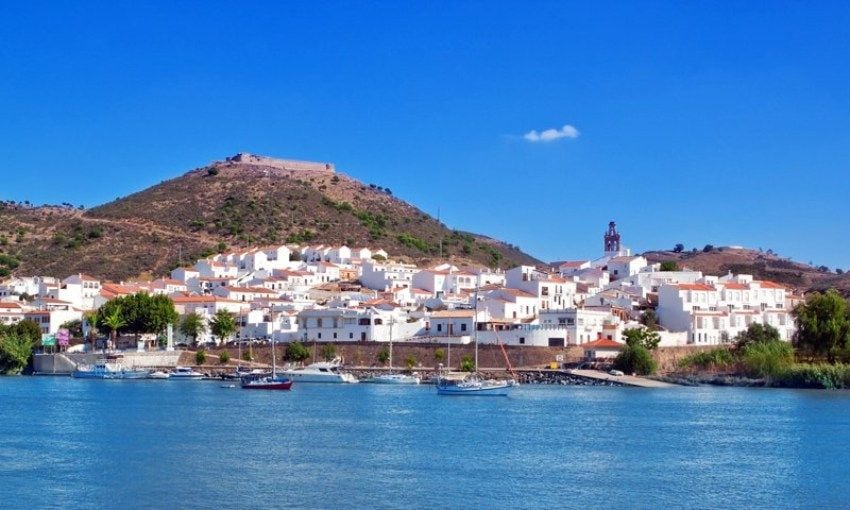 Panorámica de Sanlúcar de Guadiana frente al río.