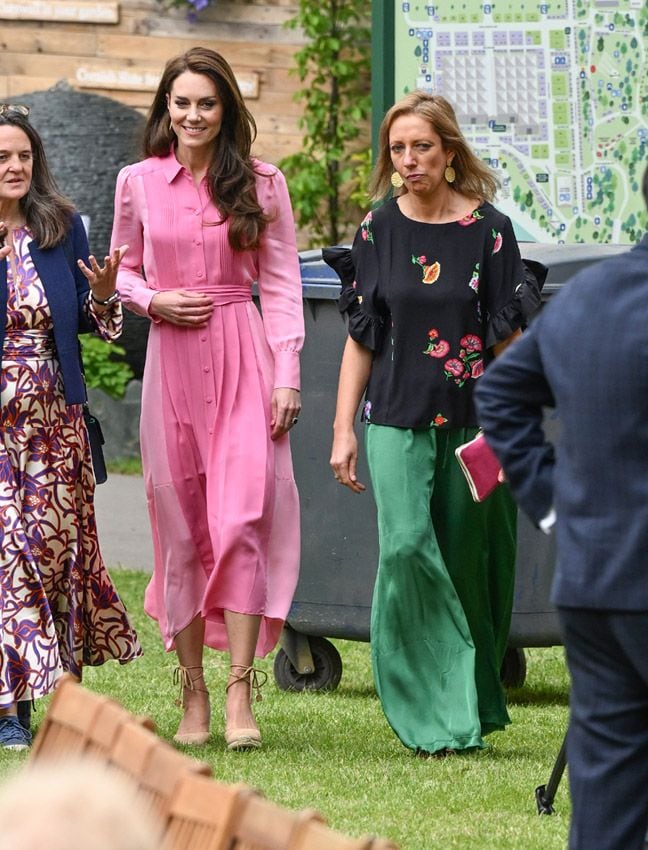 Kate Middleton rescata sus alpargatas de cuña de Castañer con un vestido primaveral