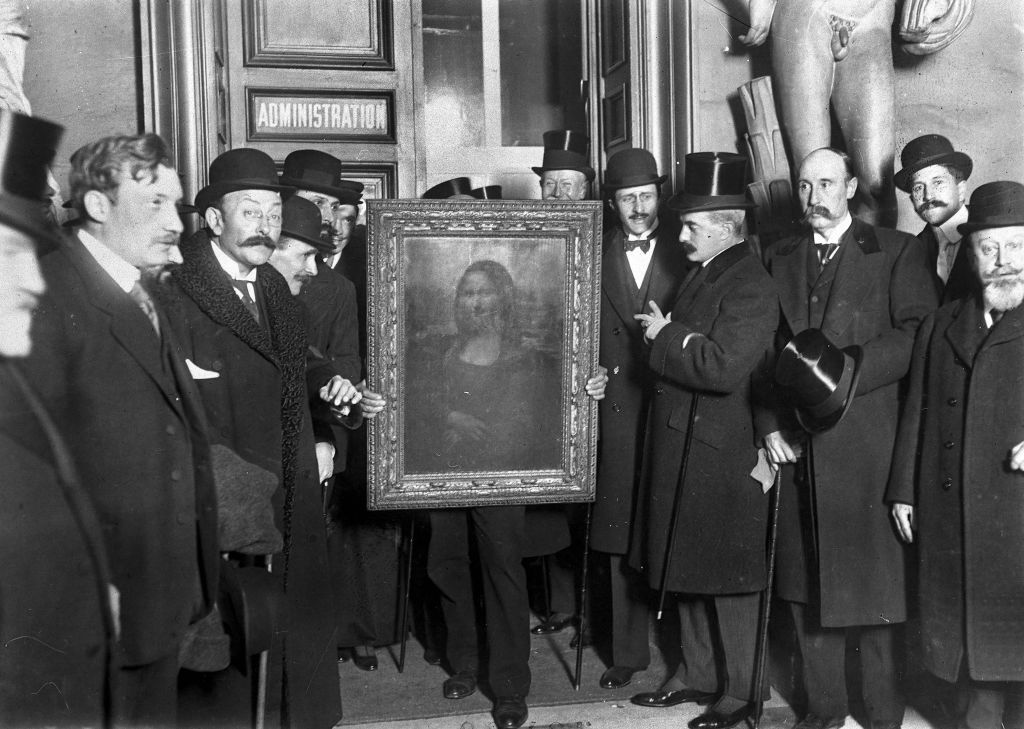 Las personas se agrupan alrededor de la pintura de la Mona Lisa el 4 de enero de 1914 en París, Francia, después de que fuera robada del Museo del Louvre por Vincenzo Peruggia en 1911.