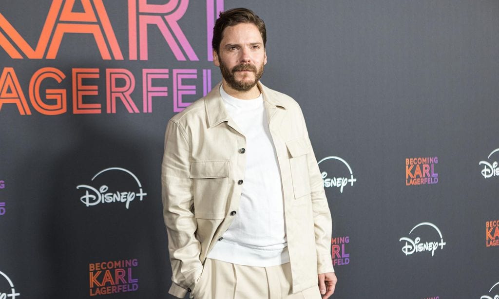 Daniel Brühl para la serie de Karl Lagerfeld