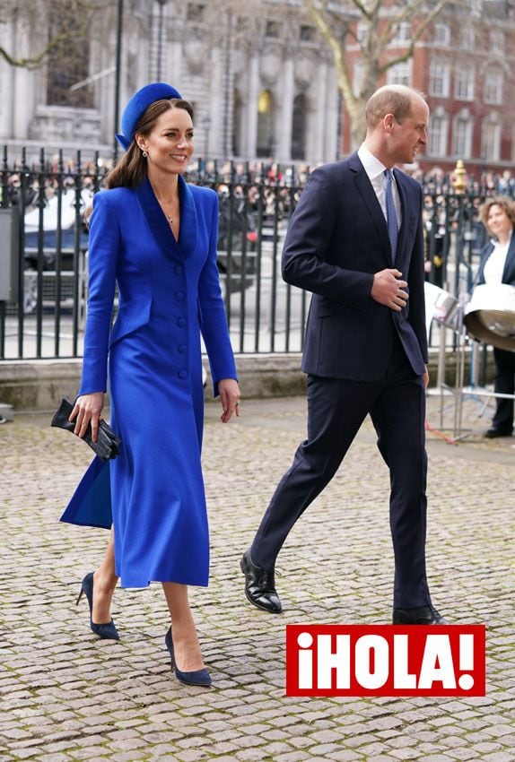 Kate Middleton: un idilio con el abrigo azul y los pendientes de Diana de Gales