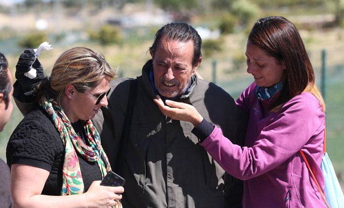 Julián Muñoz con sus hijas, Eloísa y Elia