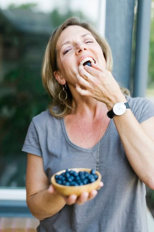 Mujer comiendo arándanos