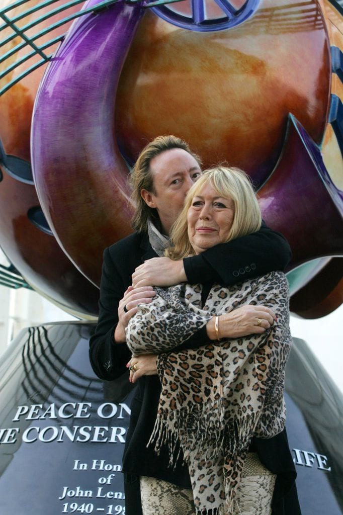 Julian Lennon con su madre, Cynthia, con quien John Lennon estuvo casado hasta 1968