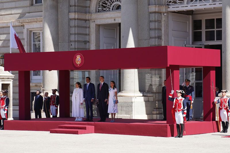 Tribuna del Palacio Real de Madrid para dar la bienvenida al  emir de Catar