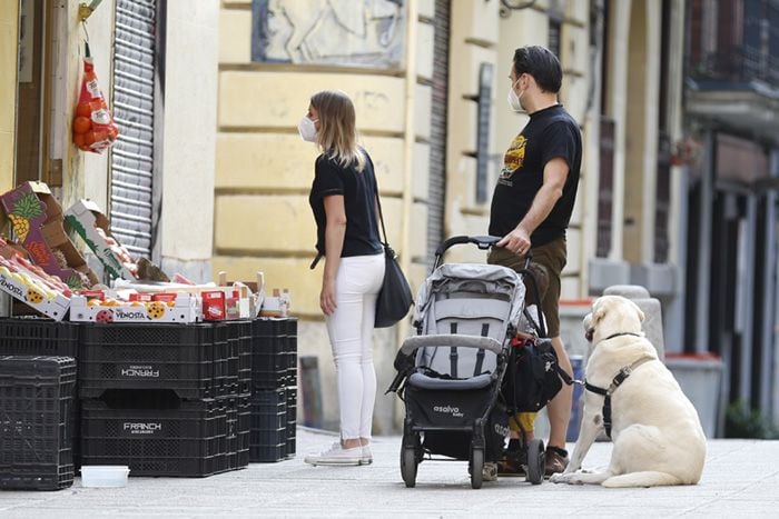 Iñaki López y Andrea Ropero de paseo con su hijo