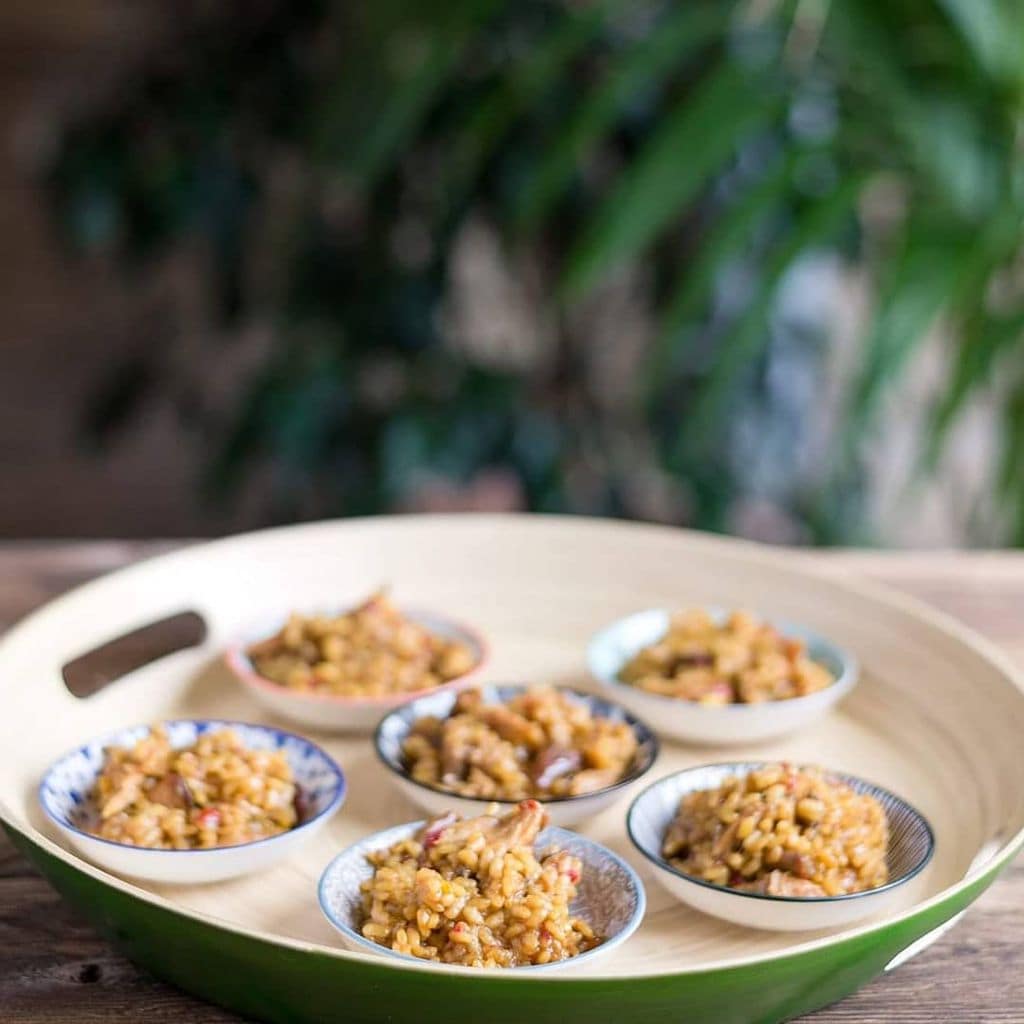 Recena de boda con cazuelas de arroz