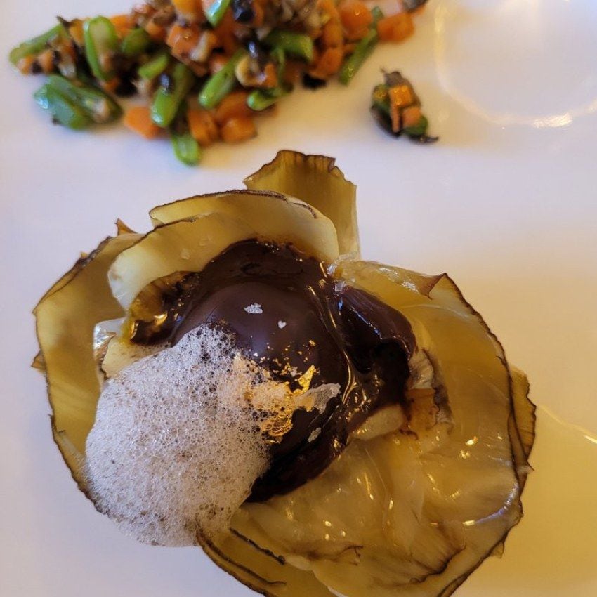 Alcachofa con bombón de foie y aire de trufa en Casa Roberto.