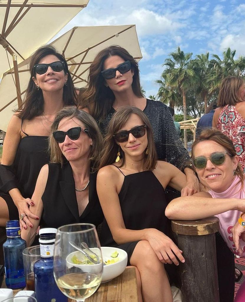 Juana Acosta y Aura Garrido en las bodas de plata de Maribel Verdú y Pedro Larrañaga. Septiembre de 2024. Marbella