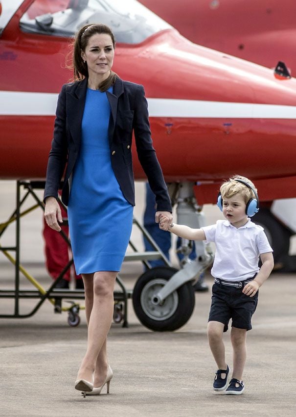 Kate Middleton, con vestido azul, y el príncipe George