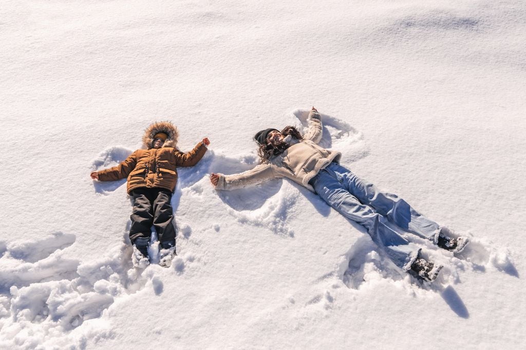 Niños tumbados sobre la nieve