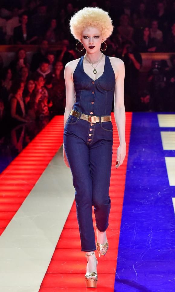 Total look en denim en la pasarela de Tommy Hilfiger por Zendaya