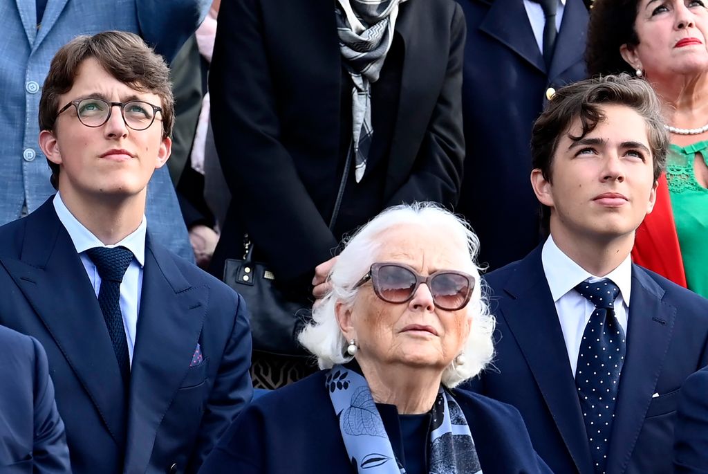 La reina Paola con sus dos nietos, los príncipes Aymeric y Nicolás, en una acto oficial en agosto de 2023 en Charleroi, Bélgica